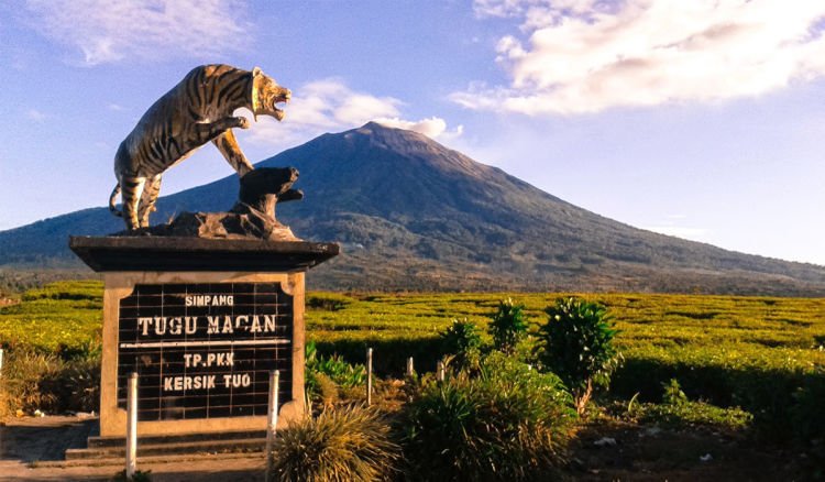 Menyatu dengan Alam, Ini 5 Gunung yang Cocok Buat Perayaan Kemerdekaan gunung kerinci 750x438 Menyatu dengan Alam, Ini 5 Gunung yang Cocok Buat Perayaan Kemerdekaan