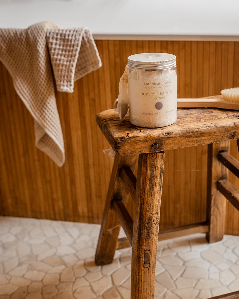 Botanical Beauty Dode Zee badzout lavendel op een houten krukje met wafelhanddoek