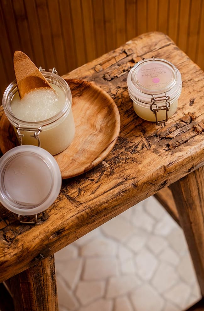 Botanical Beauty facescrub roos op een houten krukje