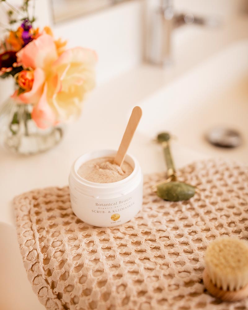 Botanical Beauty scrub- en kleimasker op een wafelhanddoek