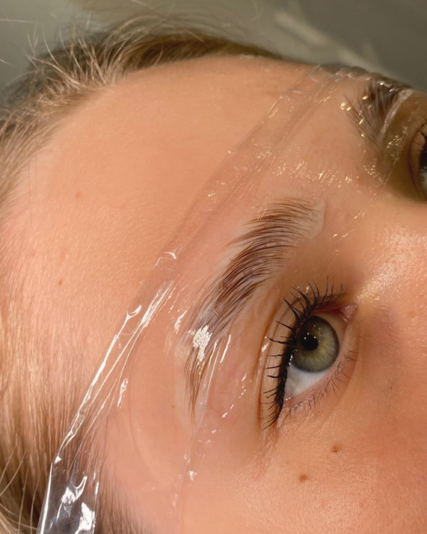 Brow lamination tijdens de behandeling