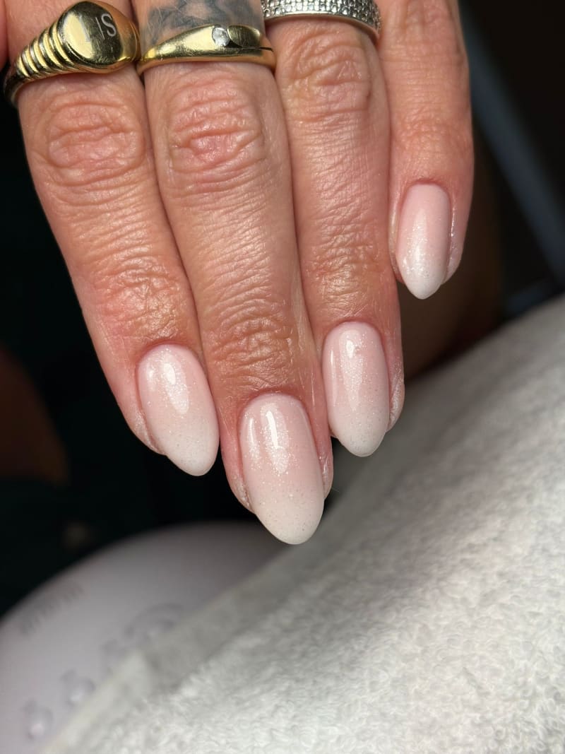 Natuurlijke BIAB-set met een zachte glitterafwerking