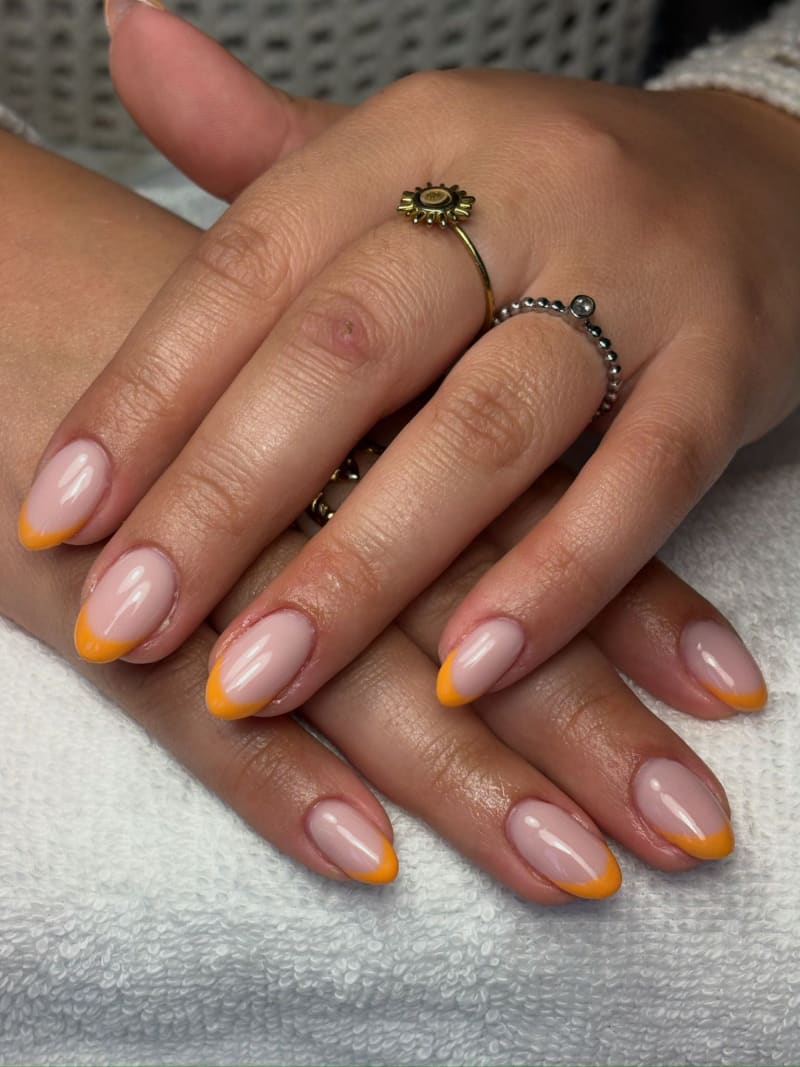 Amandelvormige nagels met een oranje French tip