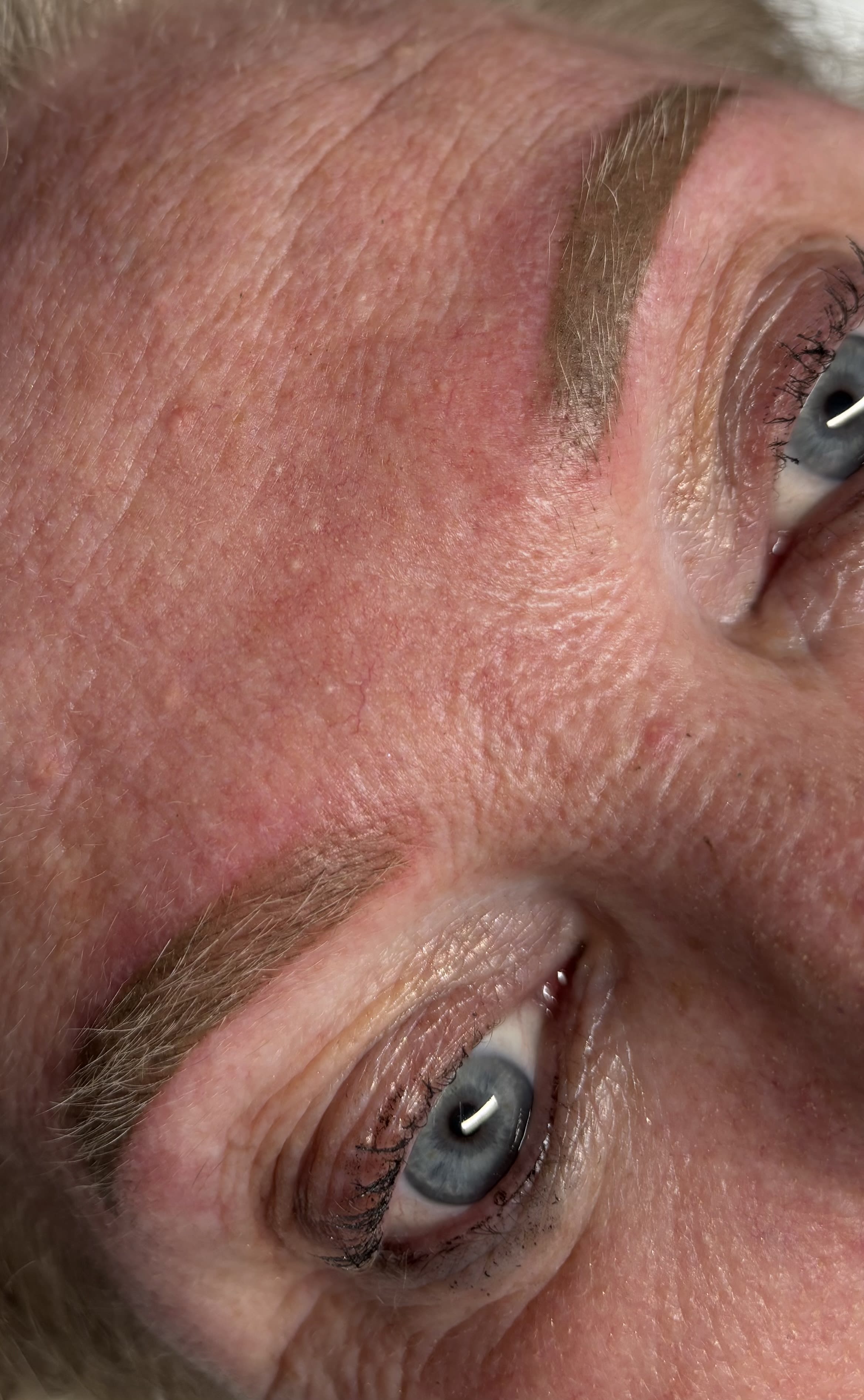 Close-up van wenkbrauwen met permanente make-up