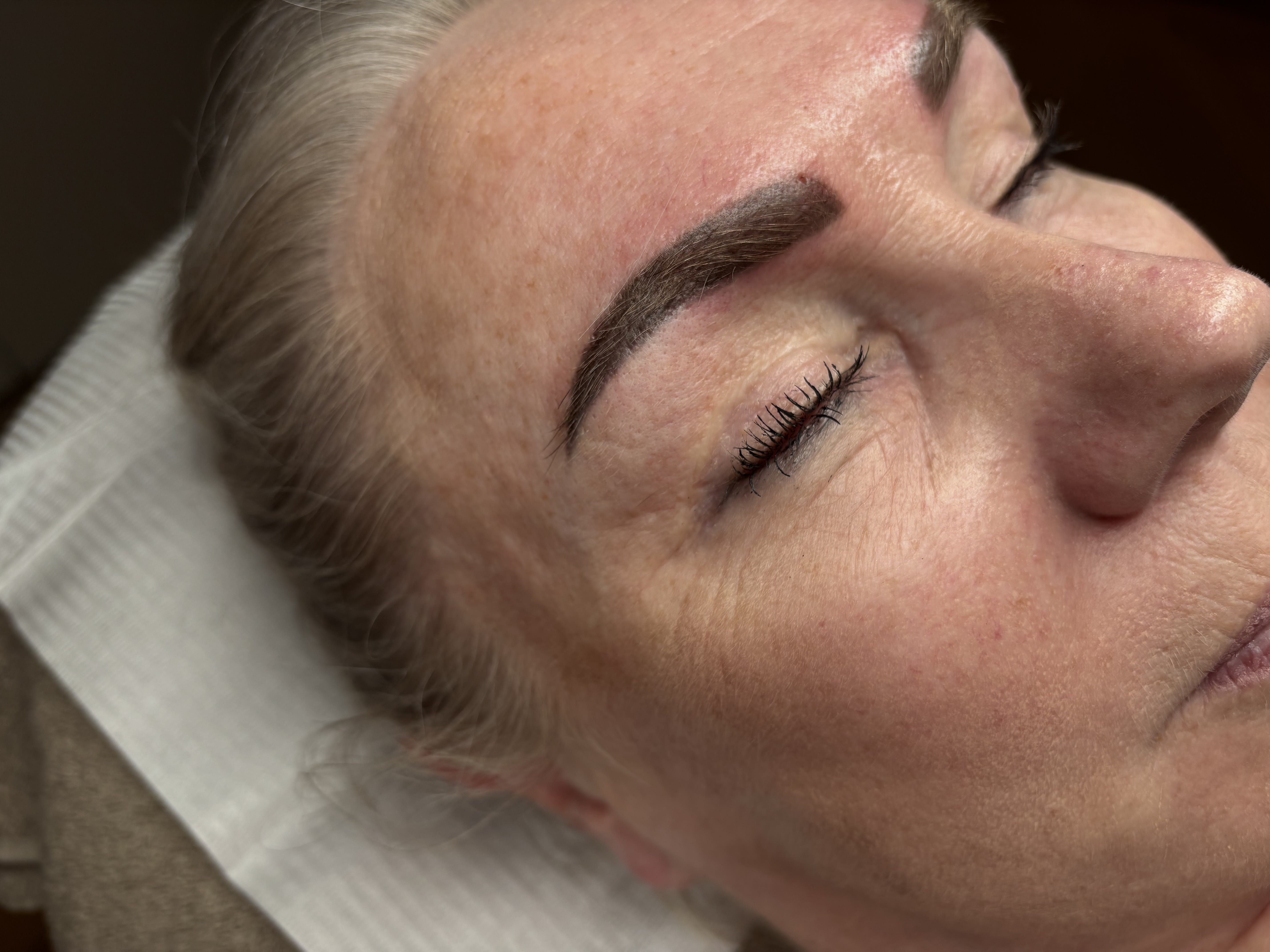 Cliënt met vers gezette ombrebrows tijdens een behandeling