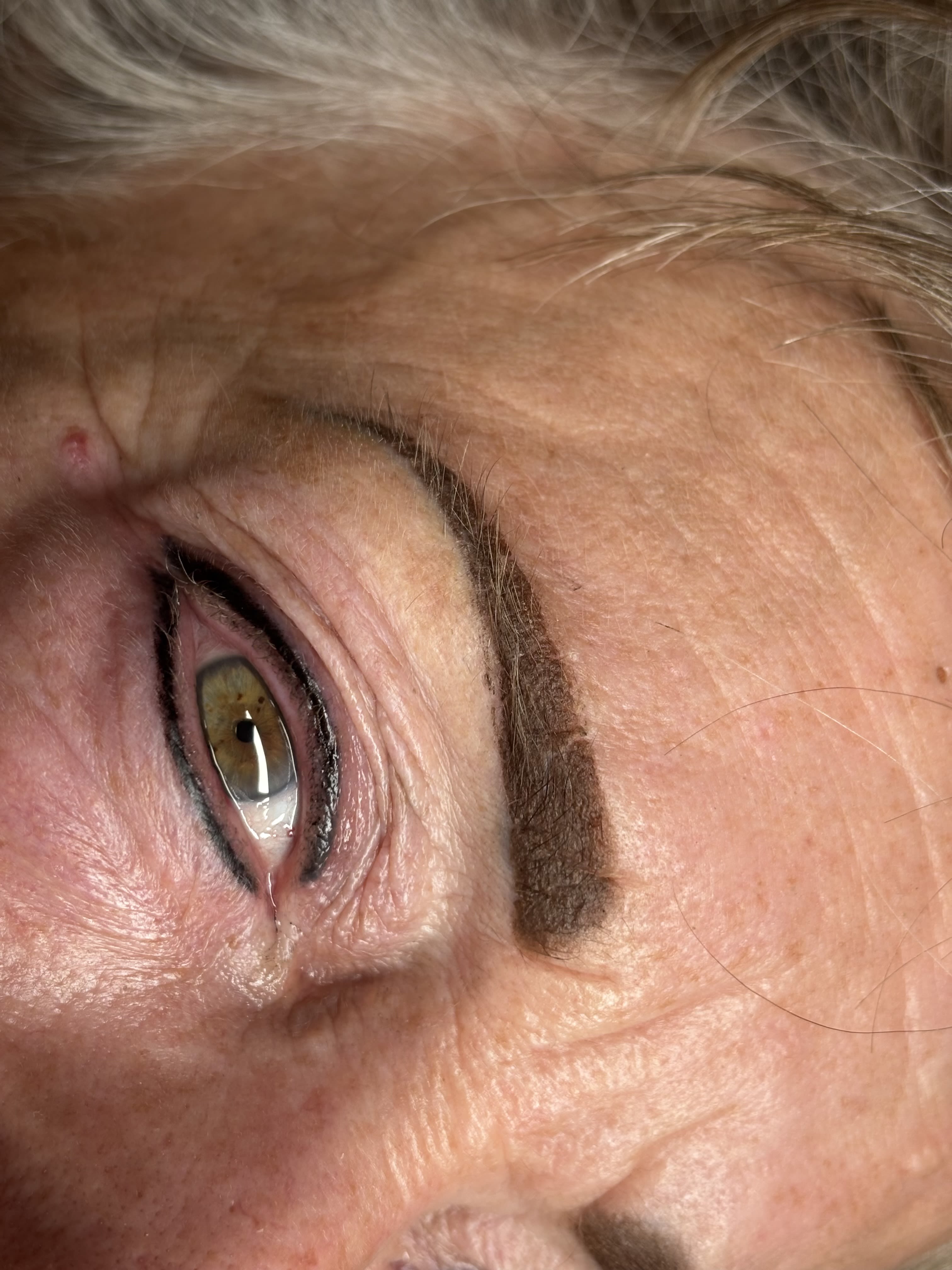 Resultaat van wenkbrauwen en eyeliner in close-up