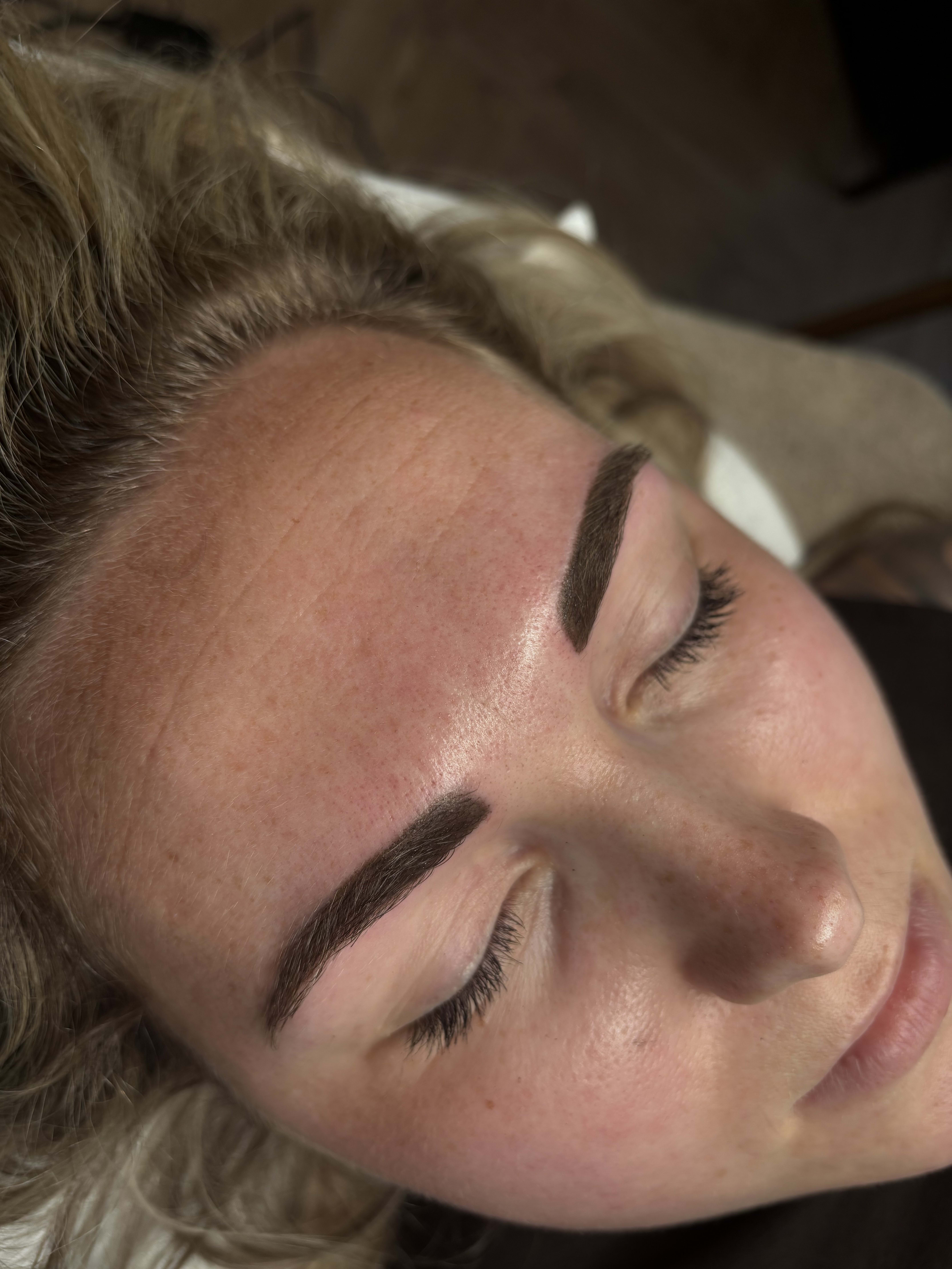Vrouw met zachte, mooi gedefinieerde ombrebrows na een behandeling bij PMU by Bien