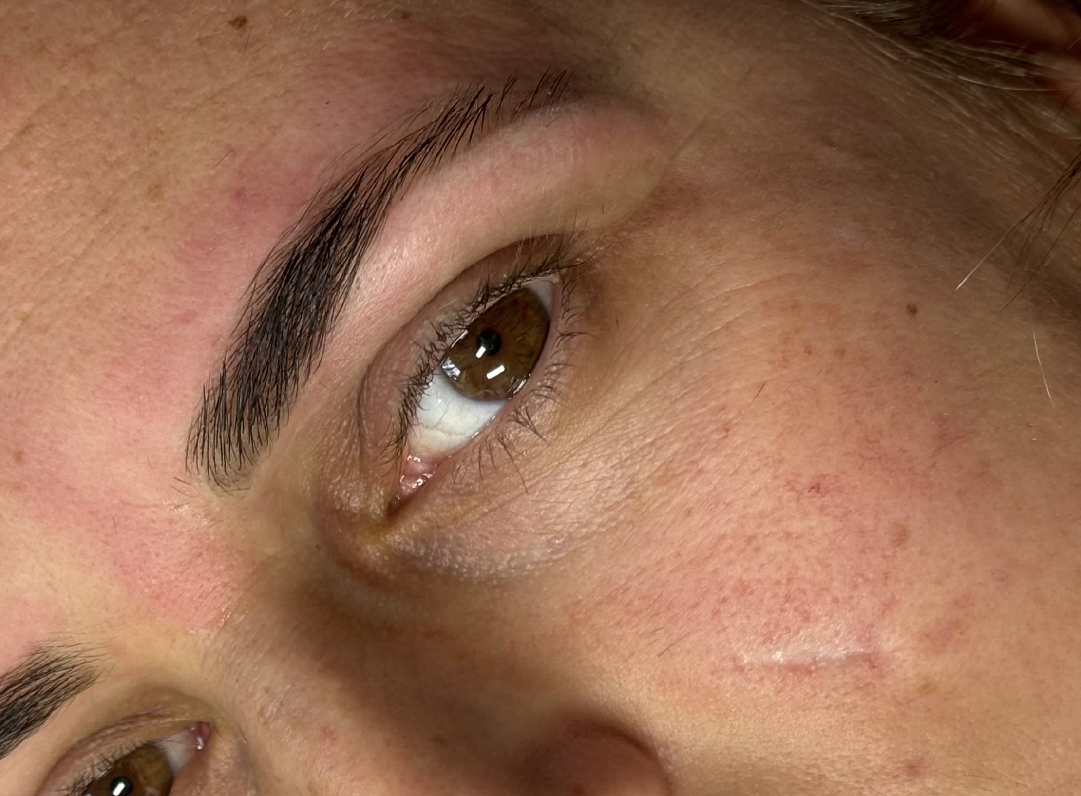 Close-up van een strak gevormde wenkbrauw na een beautybehandeling
