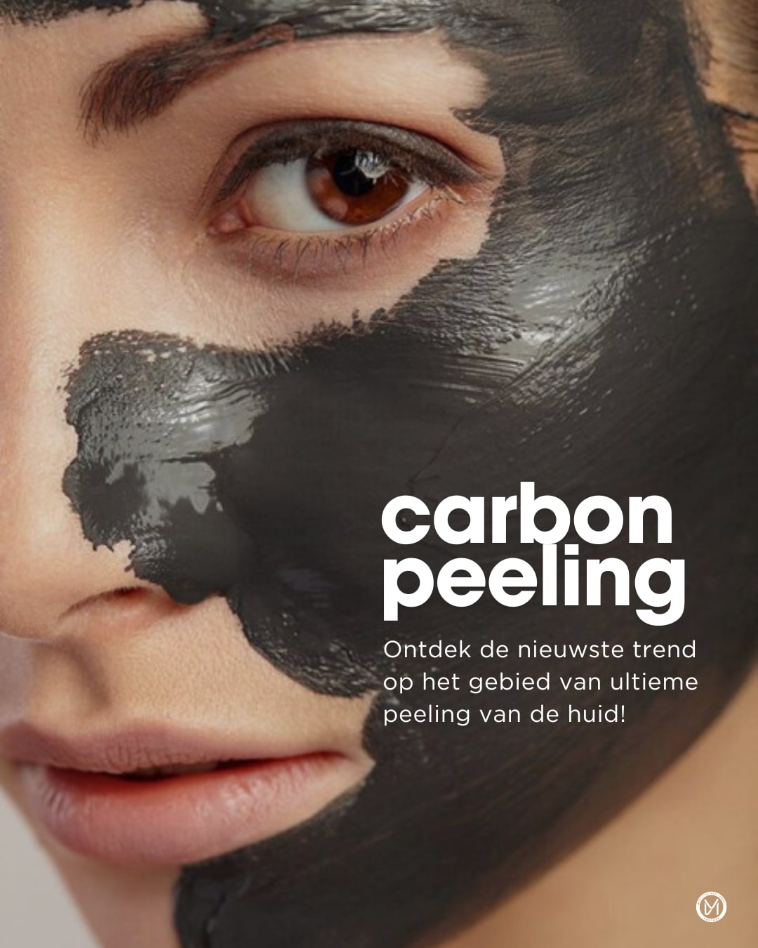 Vrouw met een carbonmasker op het gezicht tijdens een Carbon Peeling