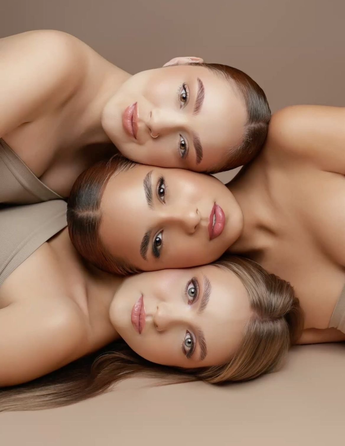 Drie vrouwen met verzorgde wenkbrauwen en een natuurlijke glow