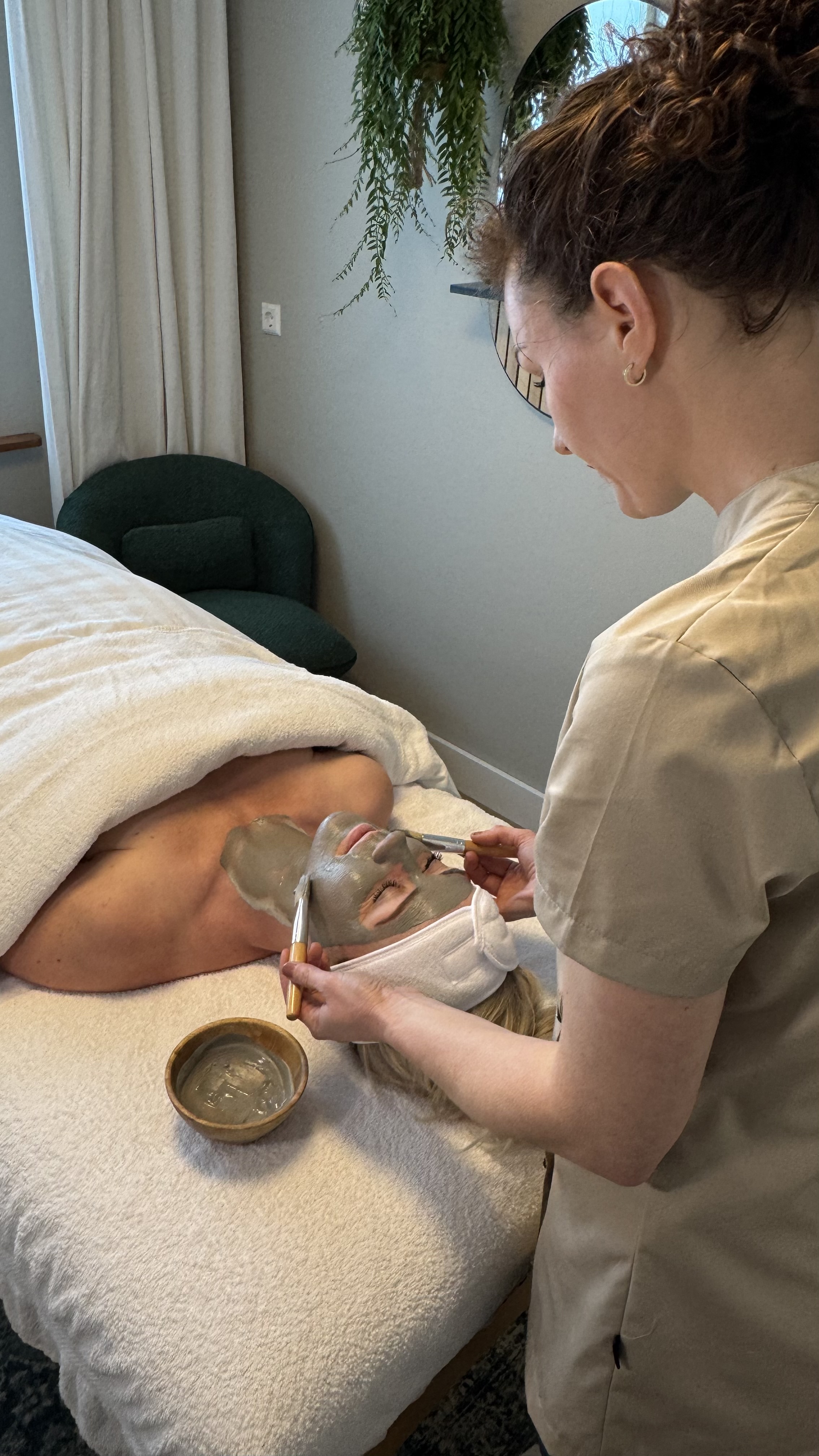 Daniëlle brengt een masker aan tijdens een gezichtsbehandeling
