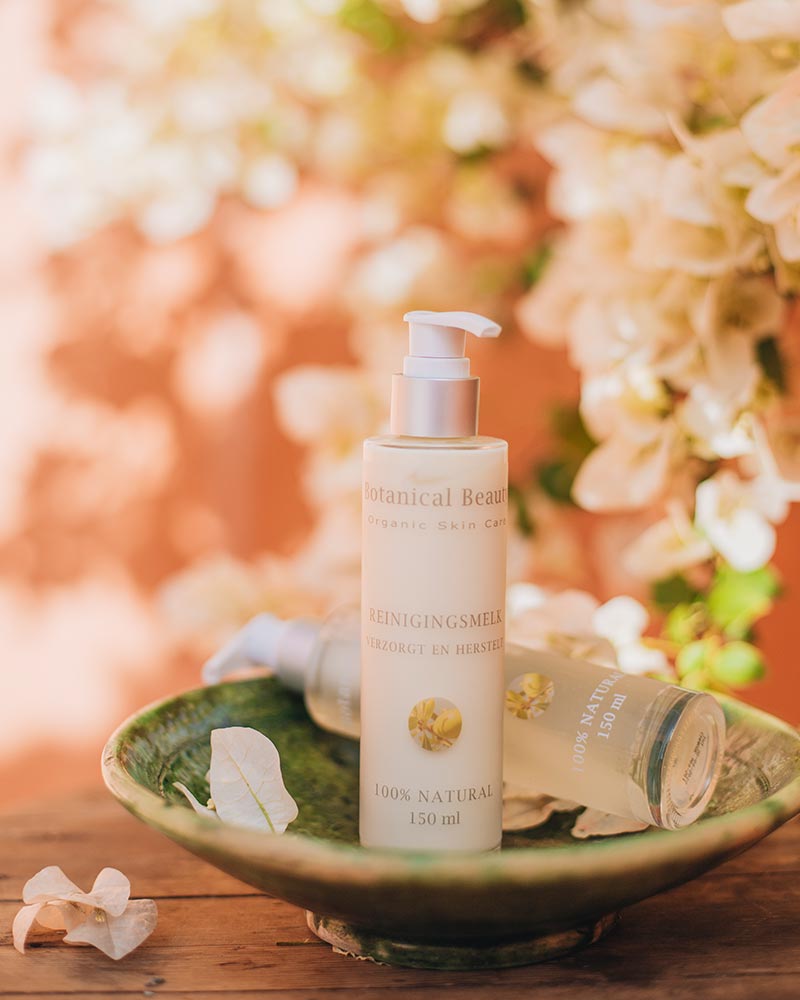 Botanical Beauty reinigingsmelk tussen bloesem