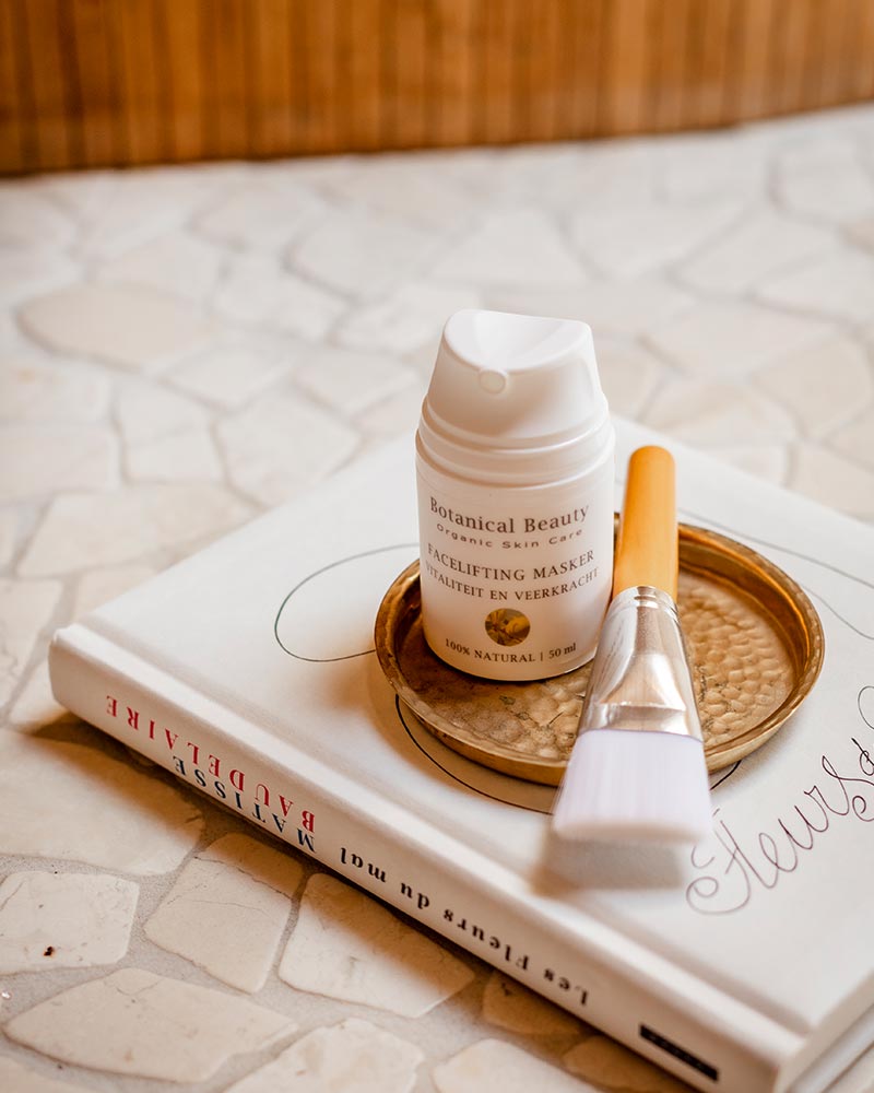 Botanical Beauty masker met maskerkwast op een boek