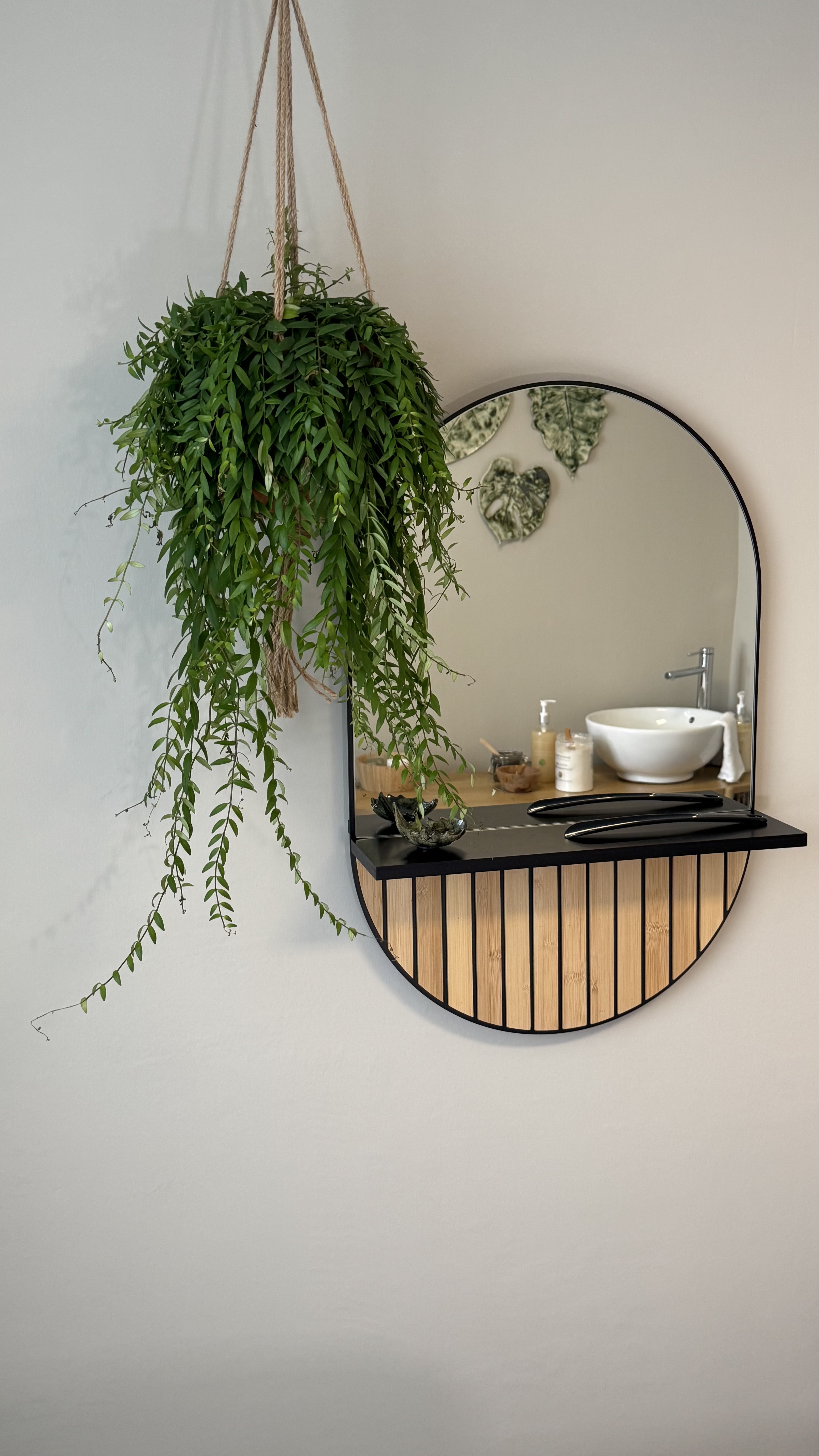 Hangplant en ronde spiegel in de wellness studio
