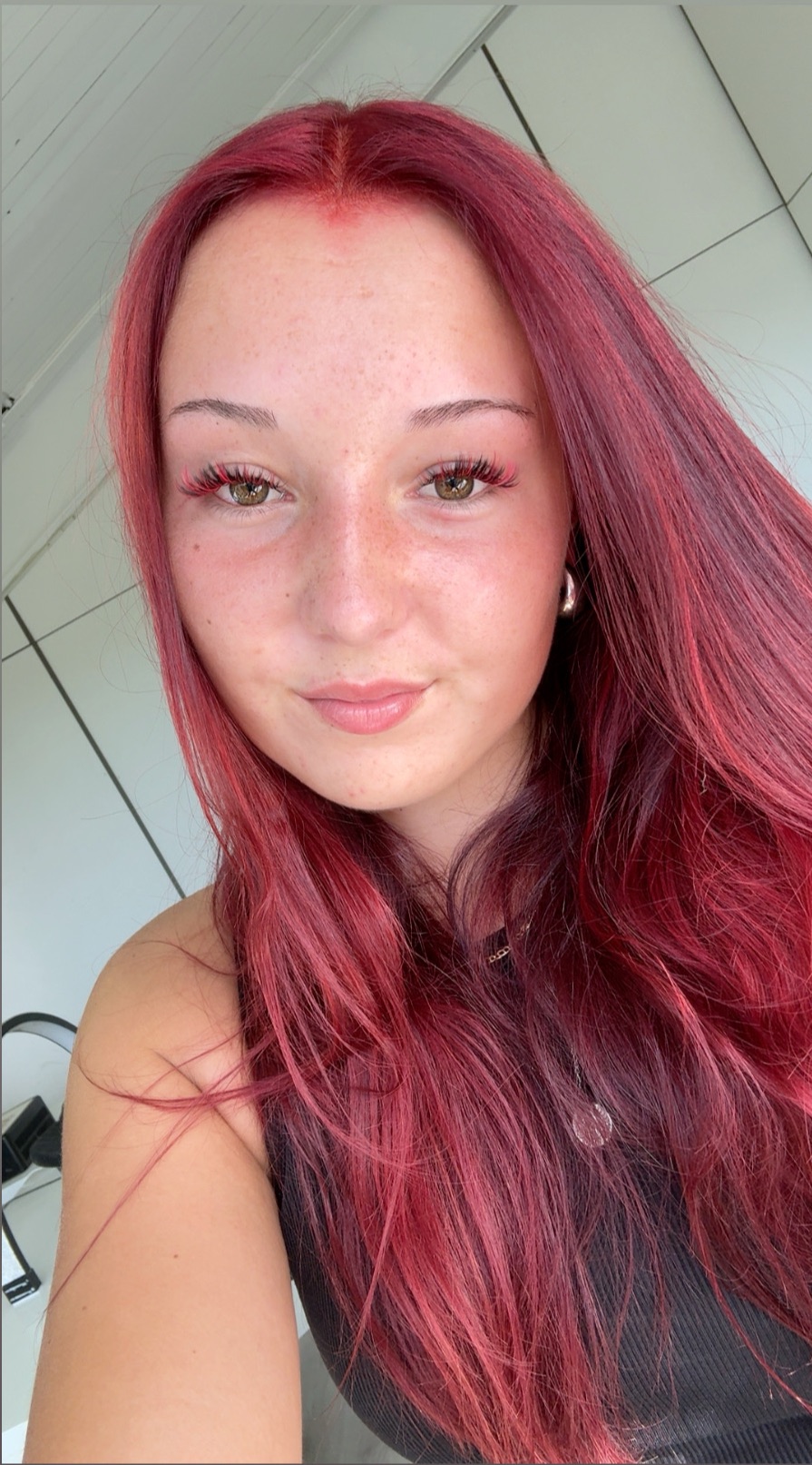 Portret van Nova Biesheuvel, eigenaresse en nail artist van De Glameleon