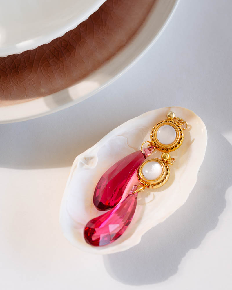 Boucles d'oreilles pendantes et bouton sculpté