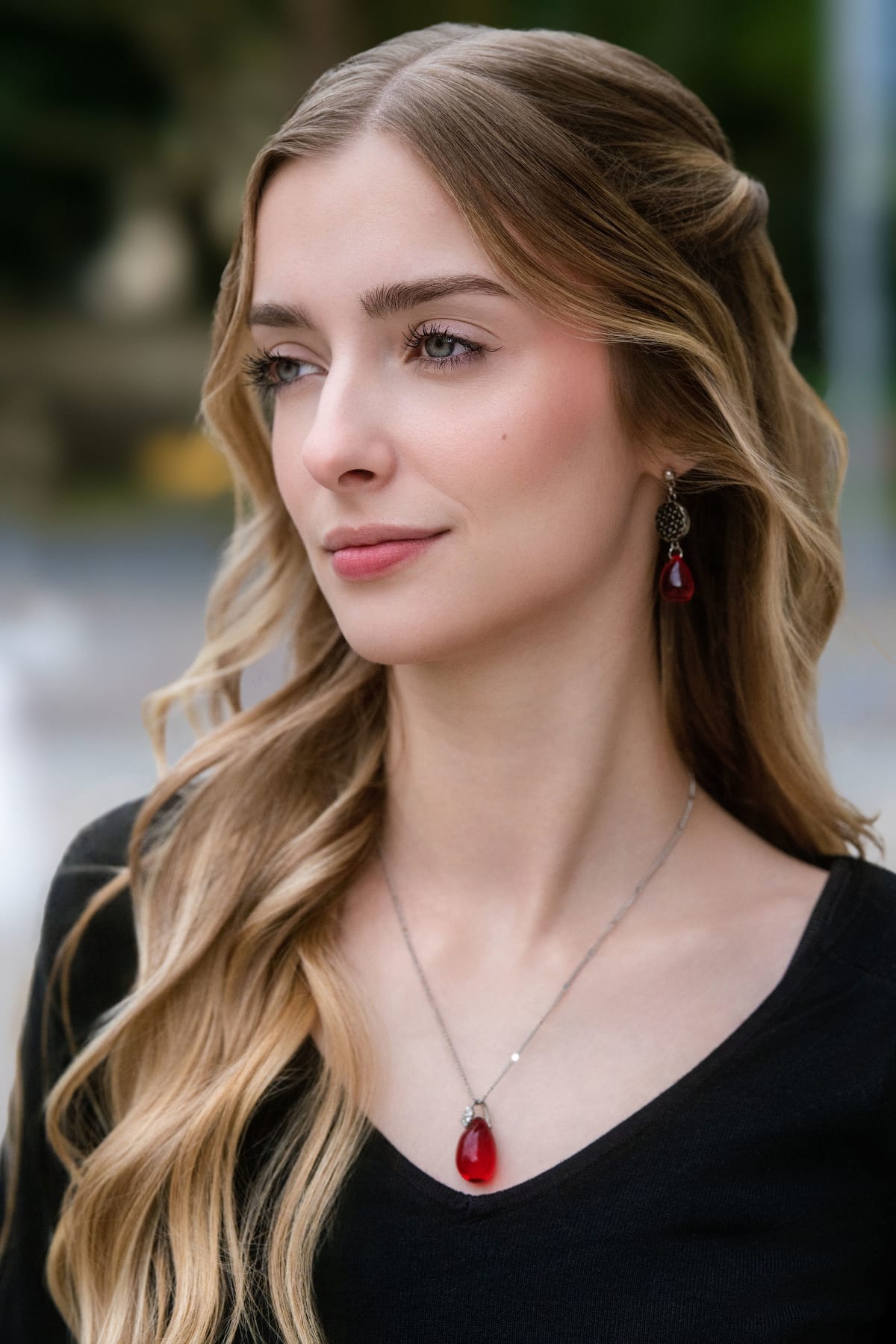 Pendentif Pampille Rouge Rubis & Strass | Bijou Artisanal
Sublimez votre style avec notre pendentif artisanale en verre rouge rubis et sa bélière strassée. Une pièce élégante et lumineuse à offrir ou s'offrir.