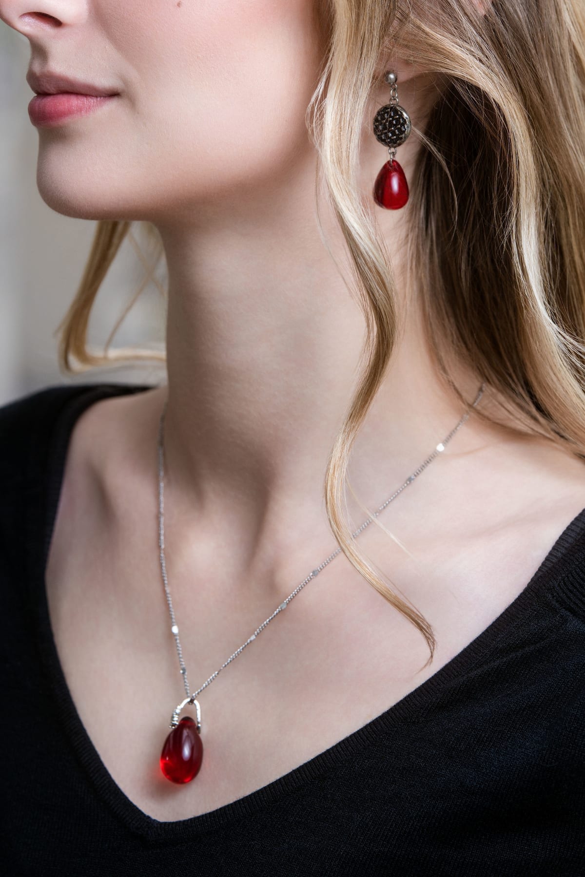 Boucles d'oreilles Pendantes Rouge Rubis & Métal Argenté | Bijou Artisanat

 Laissez-vous séduire par les boucles pendantes « Éclat Rouge Mystique ». Médaillon vintage argenté et pampille en verre rouge rubis pour un style unique.