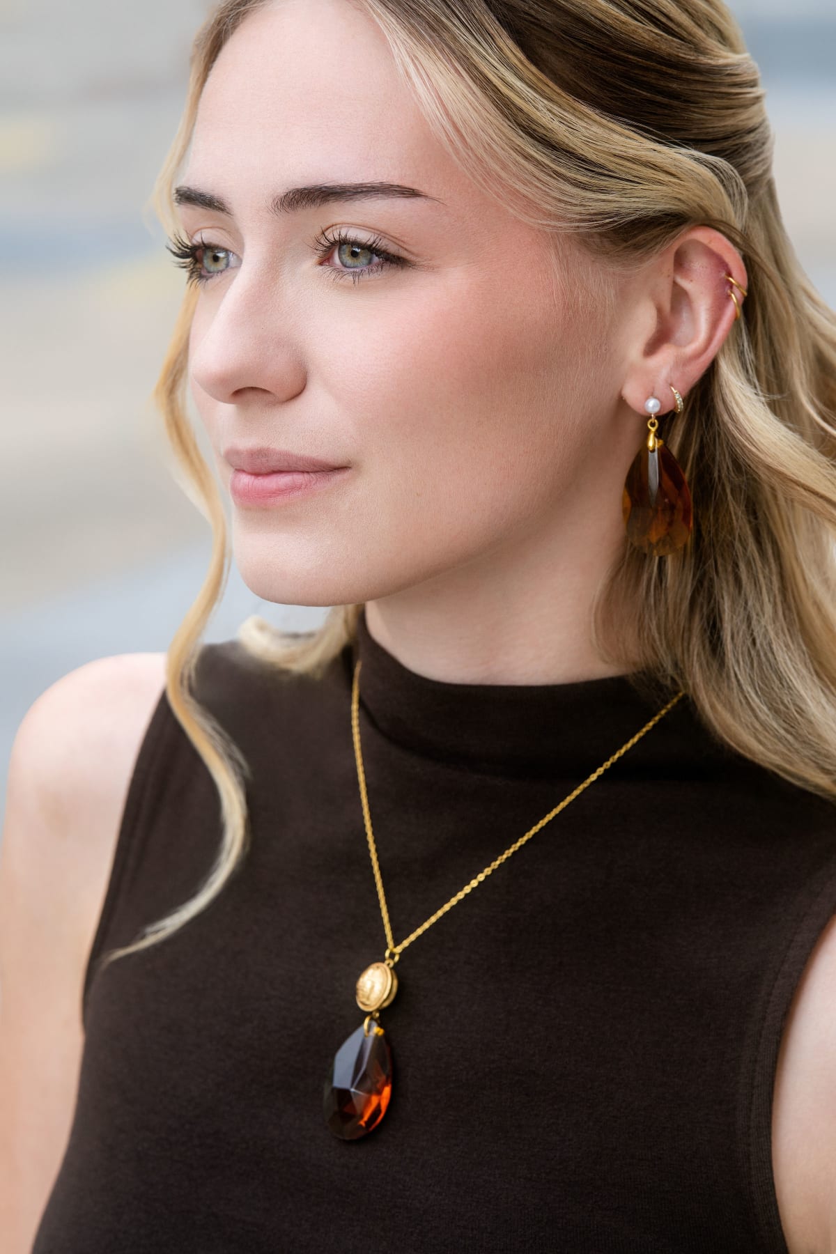 Craquez pour le collier pendentif « L'Ancre d'Ambre ». Bouton marin doré vintage et pampille en verre facetté ambré pour un style chic et lumineux.