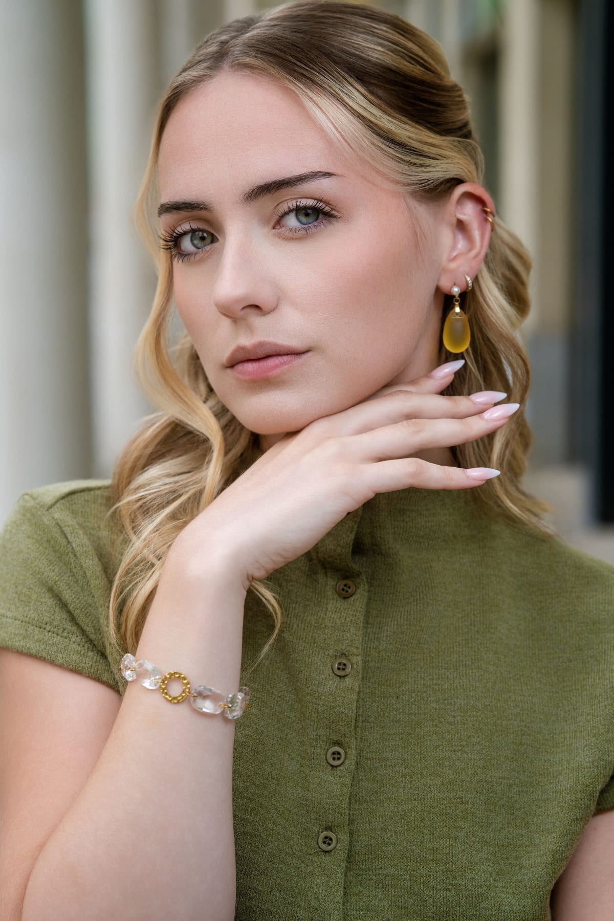 Laissez-vous séduire par les boucles pendantes « Douceur Miel ». Puce perle nacrée et pampille en verre dépoli jaune miel pour un style délicat.