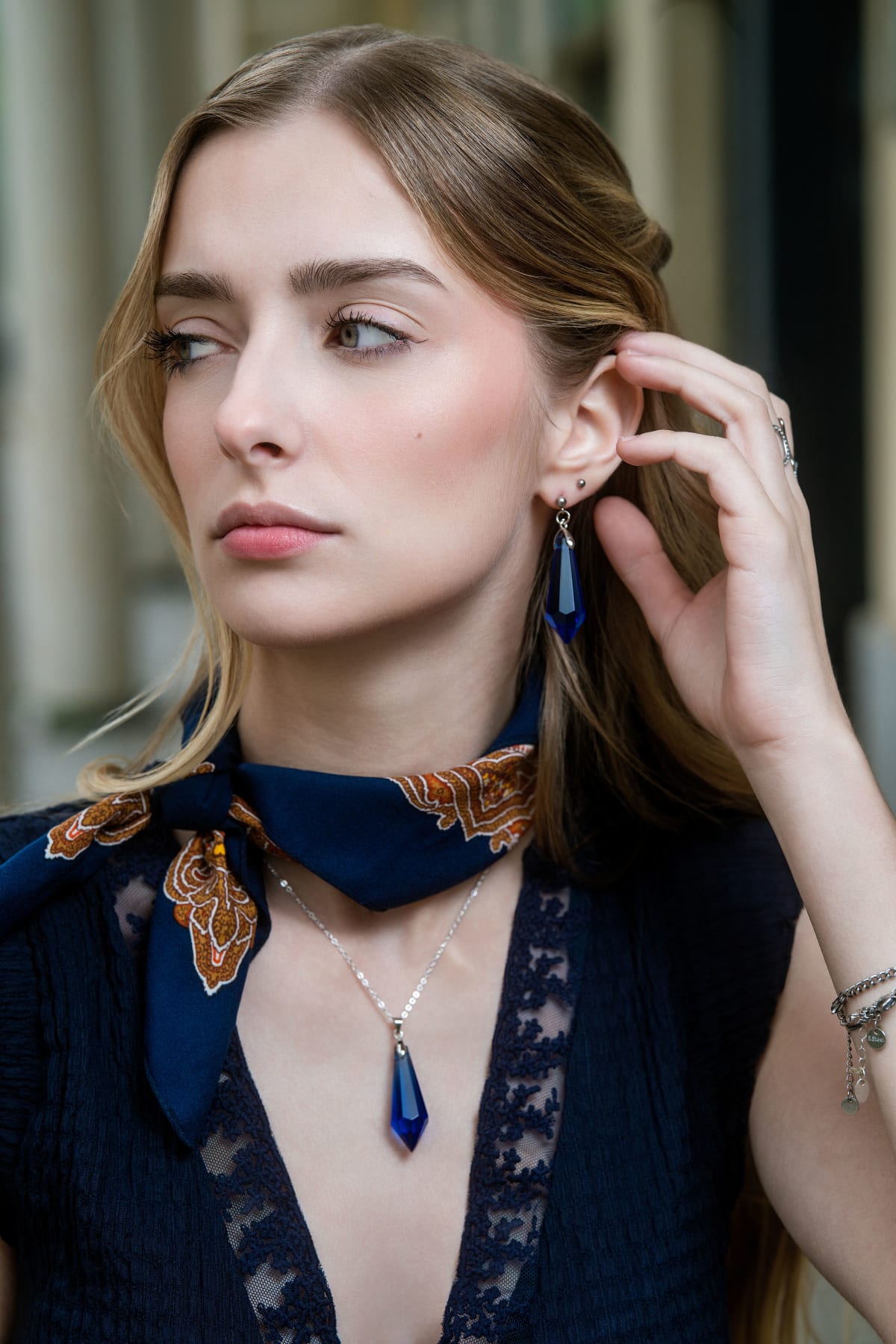 Craquez pour ce collier « Éclat Saphir ». Pampille en verre bleu cobalt facetté et monture argentée pour un style chic et affirmé.