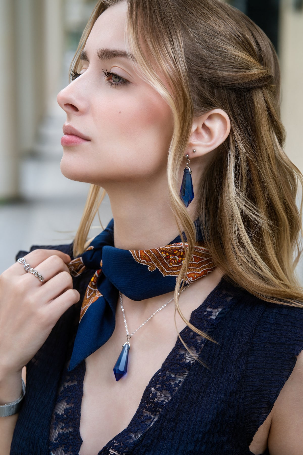 Craquez pour les boucles pendantes « Éclat Saphir ». Pampilles en verre bleu cobalt facetté et monture argentée pour un style chic et affirmé.