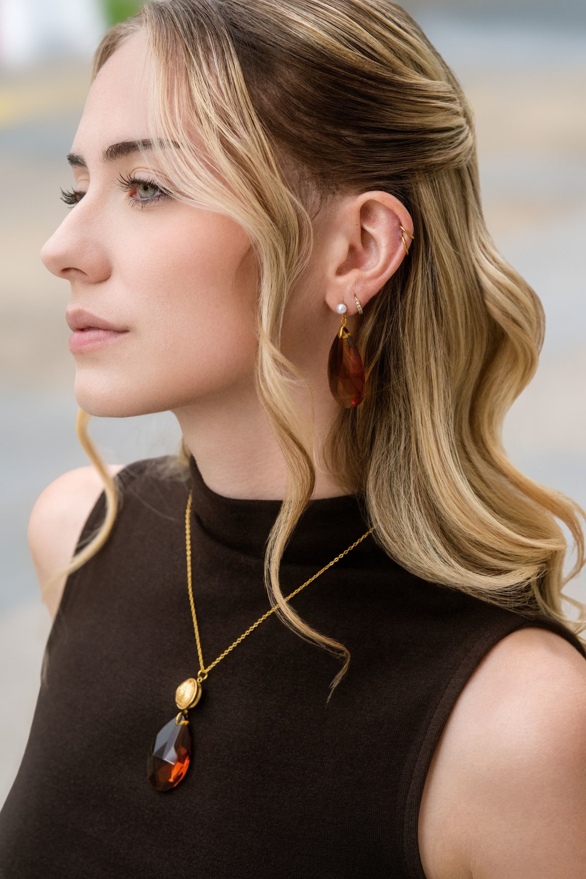 Illuminez votre style avec les boucles pendantes « Soleil d'Ambre ». Puce perle nacrée et pampille en verre ambré facetté pour un éclat irrésistible.