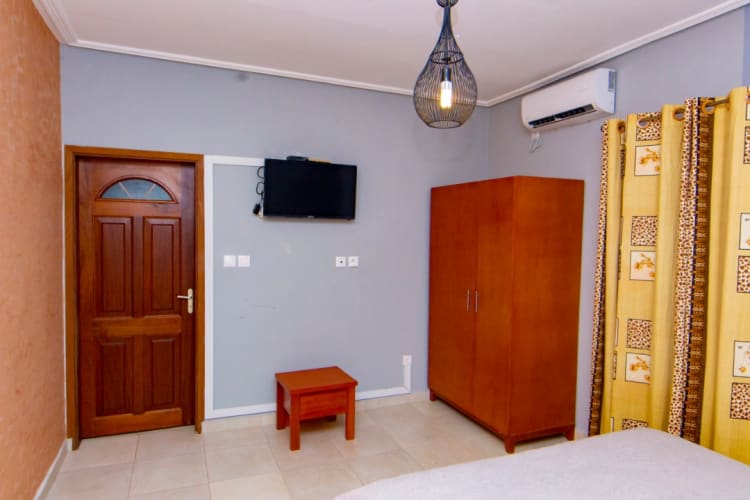 4 rooms Bungalow (King Size Beds)- Kribi, Cameroon 12