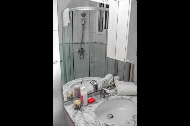 Appartement 2 chambres avec caution RDV - Douala, Bonanjo 8