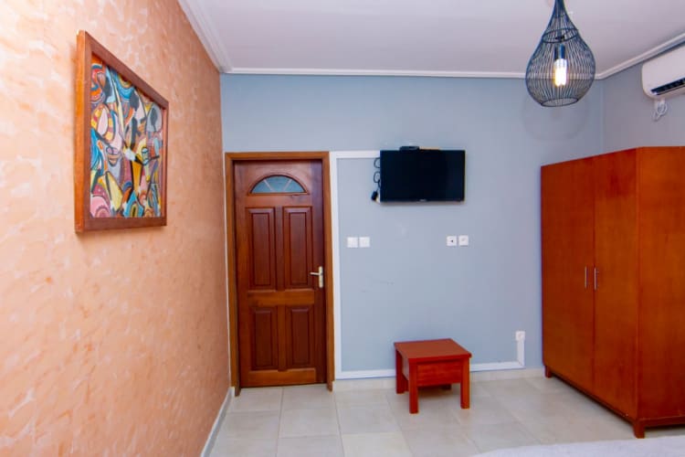 4 rooms Bungalow (King Size Beds)- Kribi, Cameroon 8
