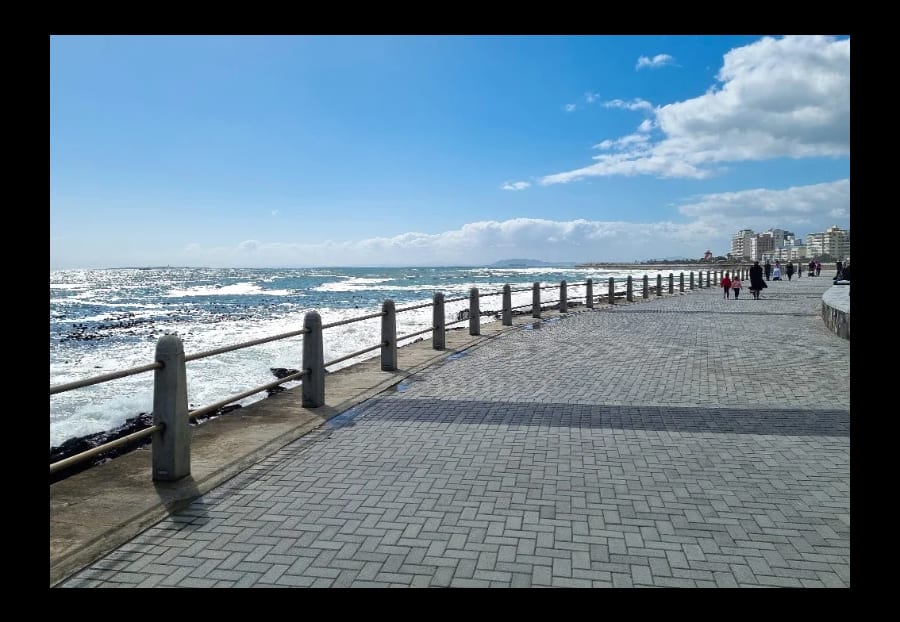Marcher sur la promenade de Sea Point  1
