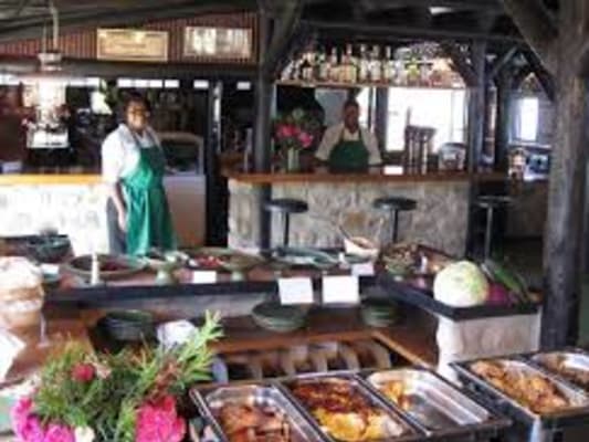 Discover the attractions of the domain and its surroundings