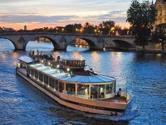 Jour 3 : Activité 02 Dîner croisière Paris en scène 3 plats sur la Seine.