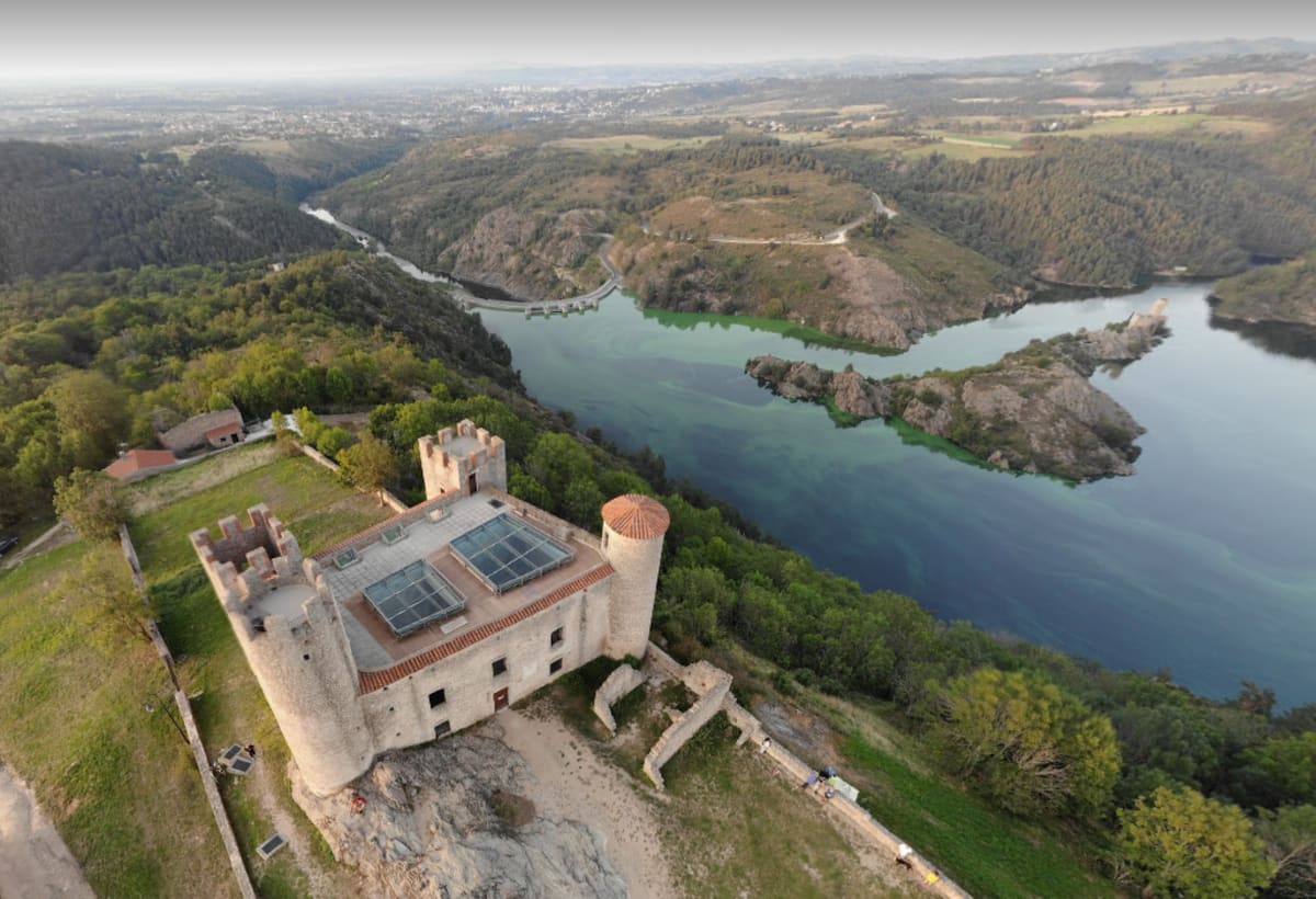 Kasteel van Essalois en panorama van de Loire-kloven - Barrage de Grangent, St-Just-St-Rambert