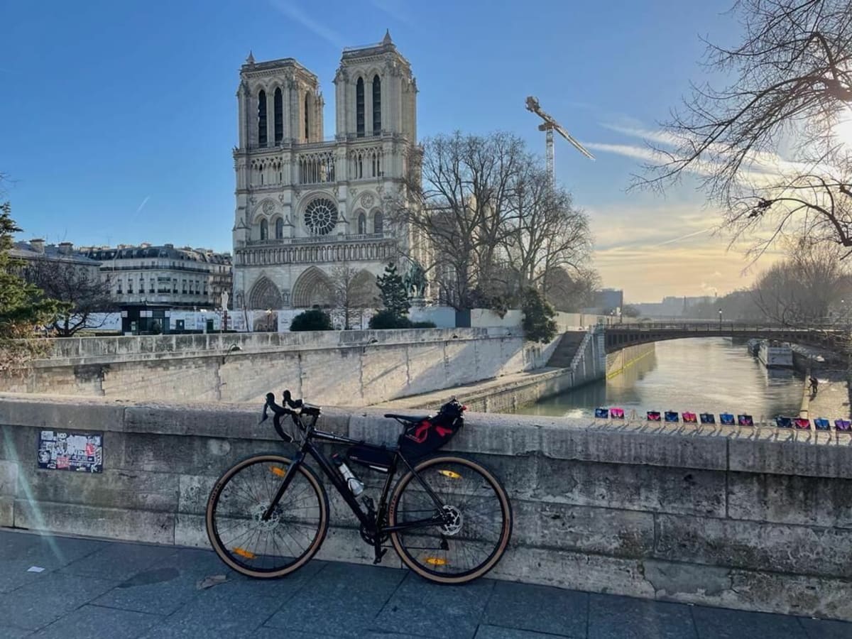 De la Cathédrale en pierre à la "cathédrale" en verre - Paris