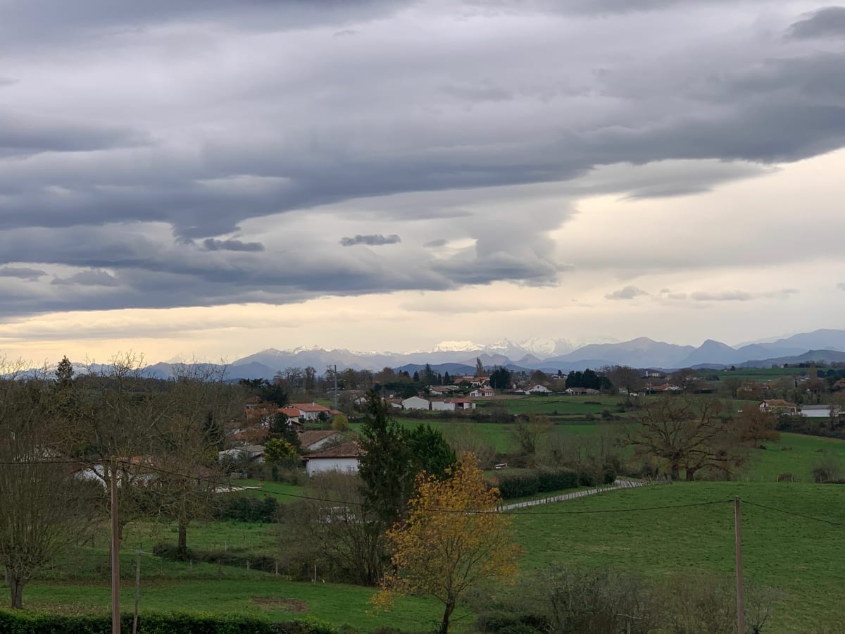 Balade dans la campagne Basque à Sussaute, avec vue sur les Pyrénées - Arbouet-Sussaute