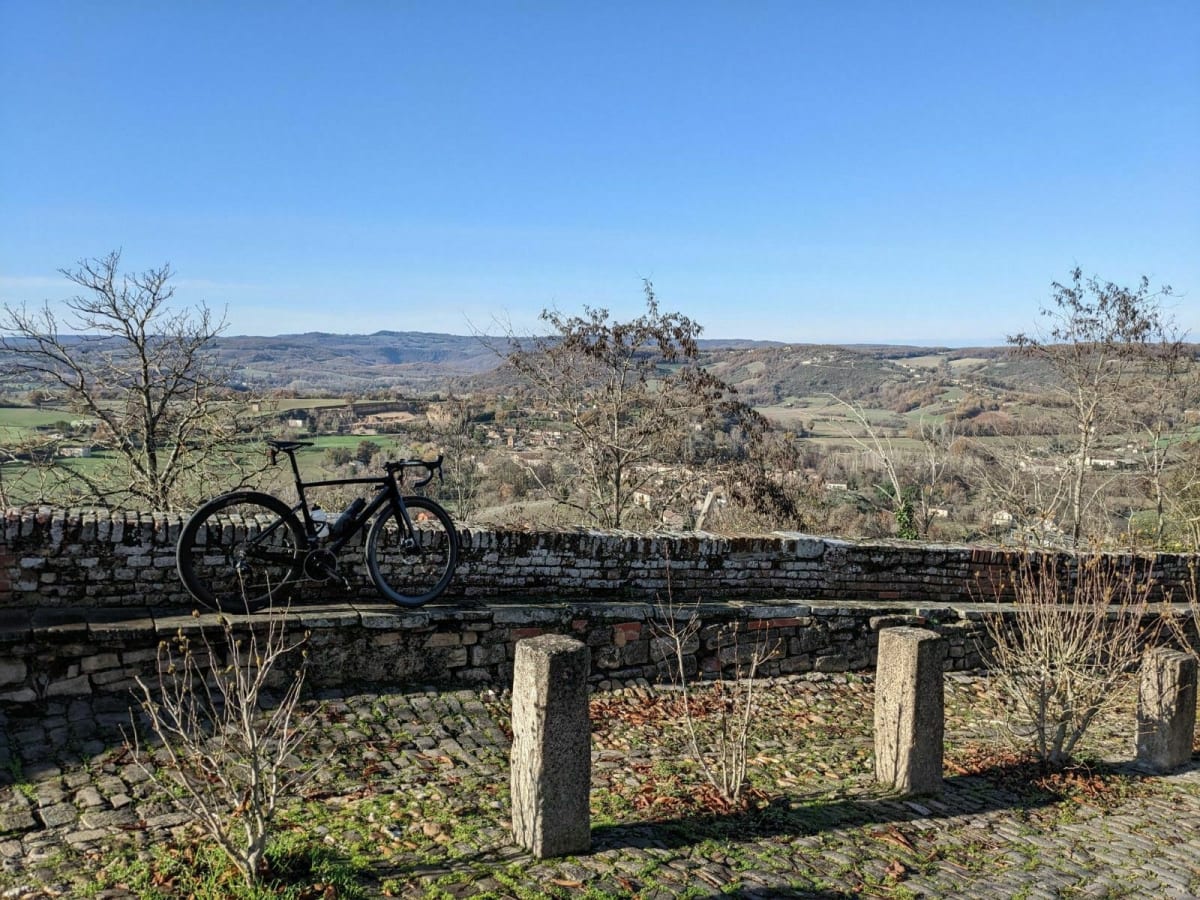 Vélo route à travers les vignes direction Cordes - Albi
