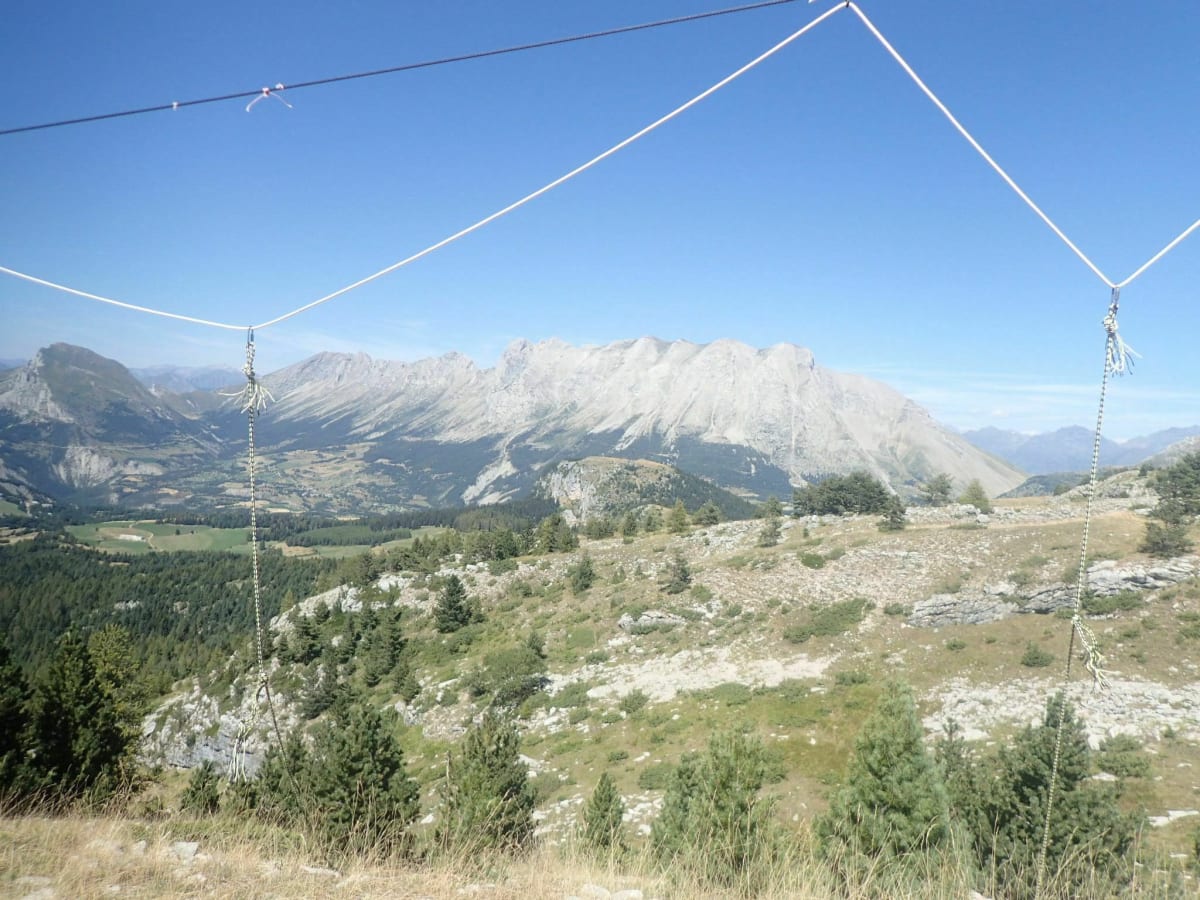 Randonnée à travers la montagne jusqu'à La Joue du Loup - Decathlon