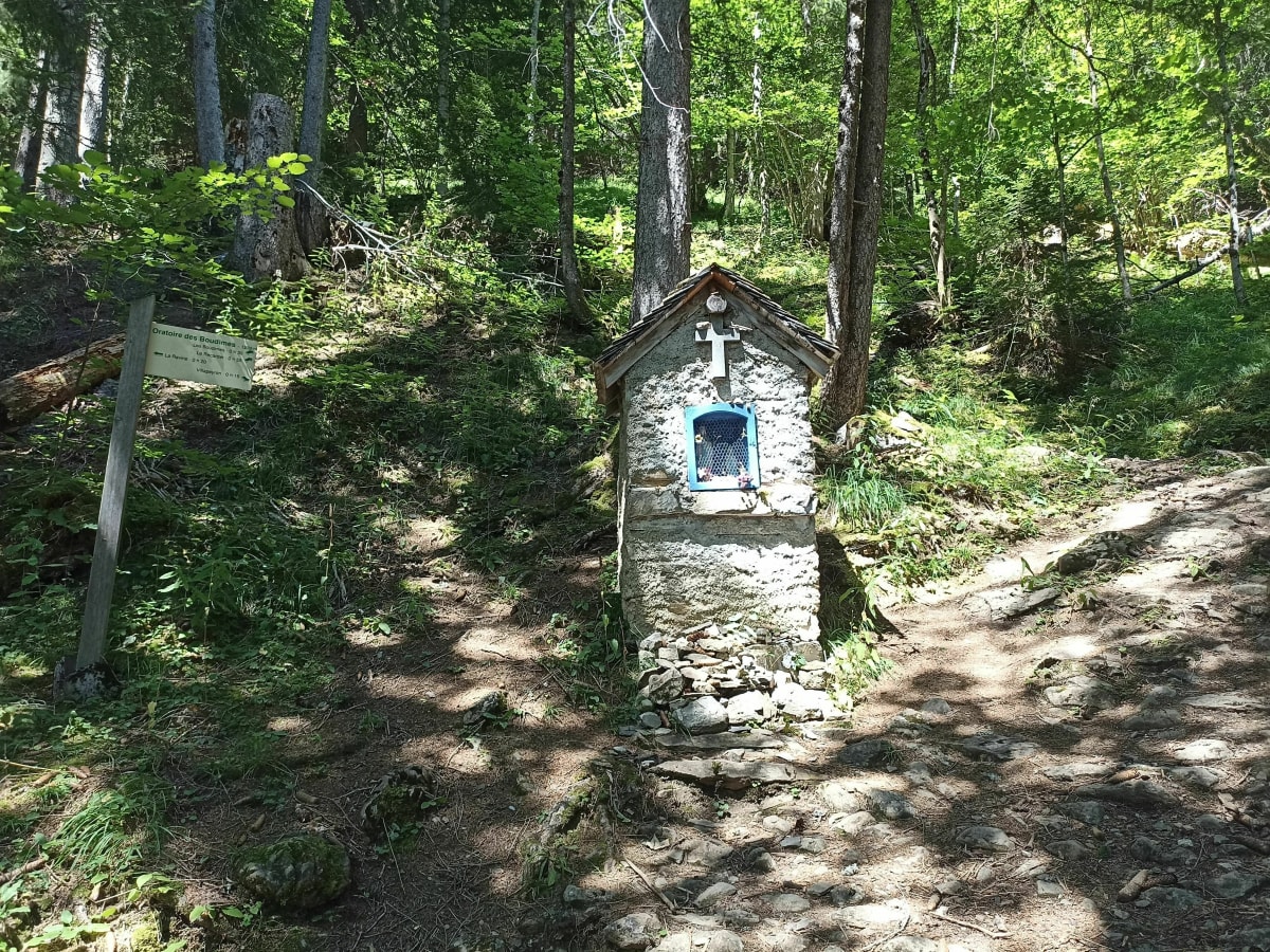 Découverte d'un oratoire dans la forêt - Châtel
