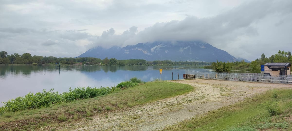 Le long du Rhône avec vue sur le Colombier - Vions
