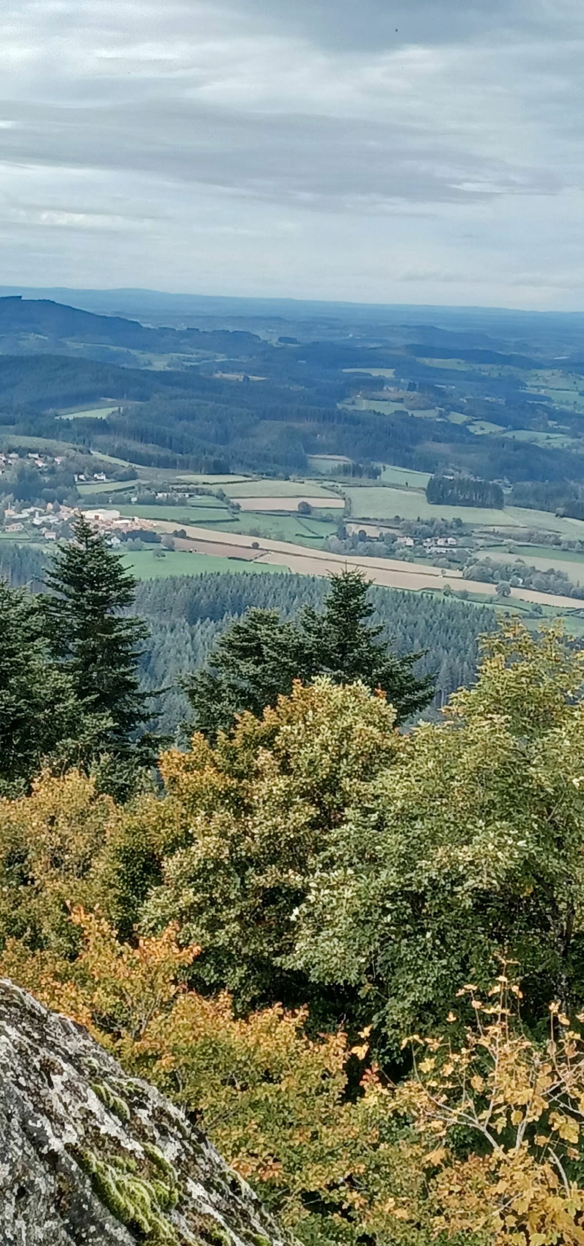 La Roche d'Ajoux au départ des Echarmeaux - Poule-les-Écharmeaux