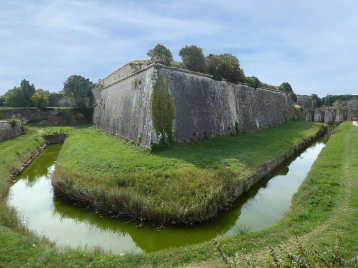 Le tour des remparts, citadelle d'Oléron - Le Château-d'Oléron