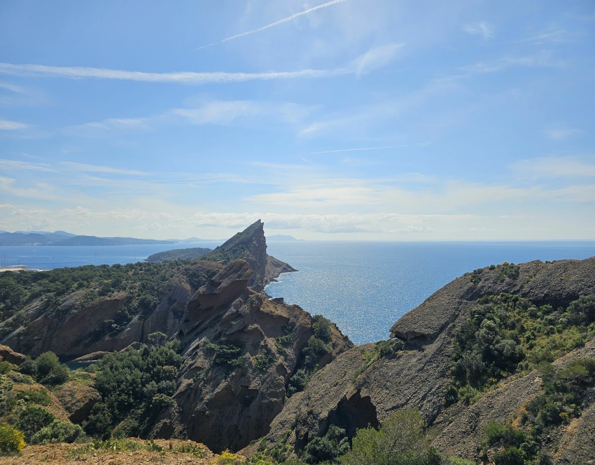Les crêtes entre route et chemin, par l'Homme Mort - La Ciotat