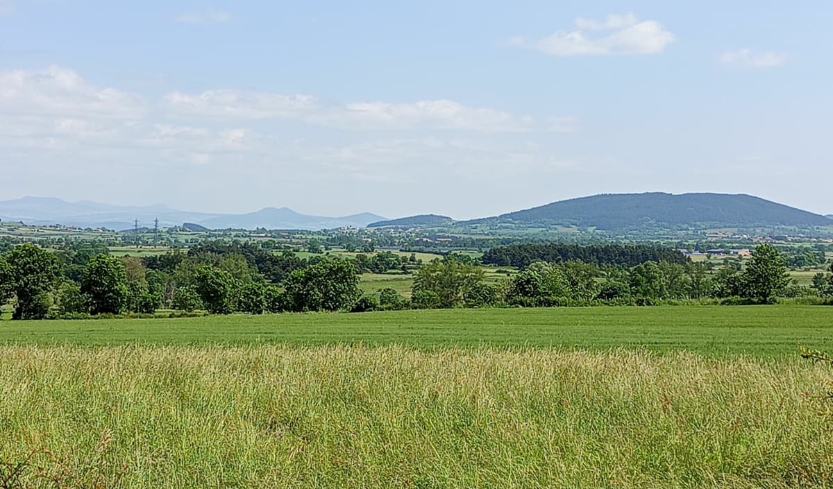 Eyssac la Garde de Vourzac, vue panoramique vers le Mézenc - Sanssac-l'Église