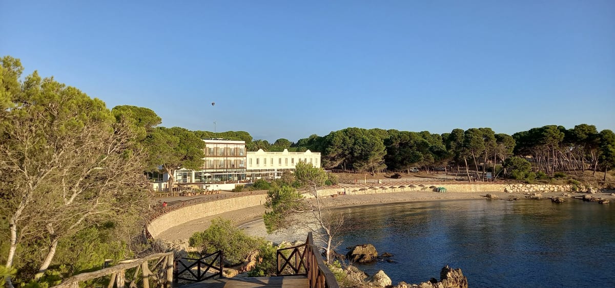 Balade front de mer, sol goudronné, belle vue sur la mer - L'Escala