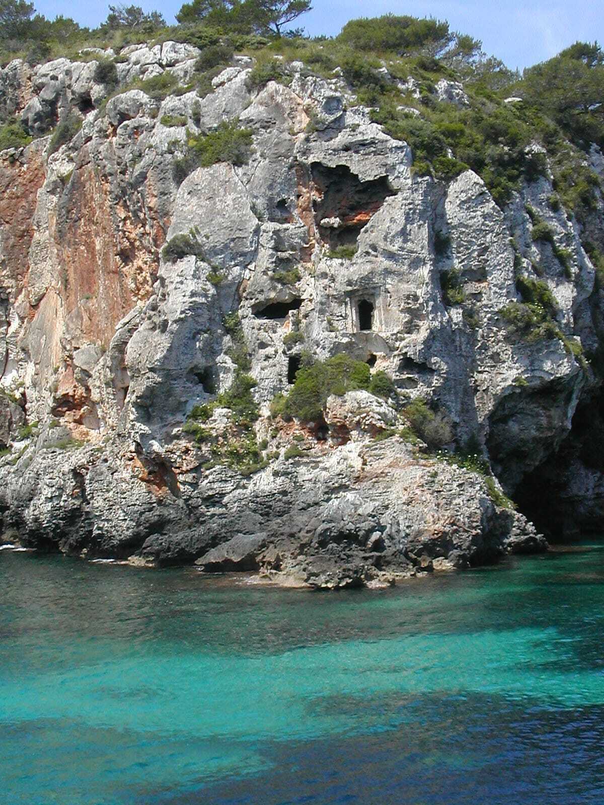 Randonnée à Alaior : Grottes, nécropoles et paysages des Baléares - Cala en Porter