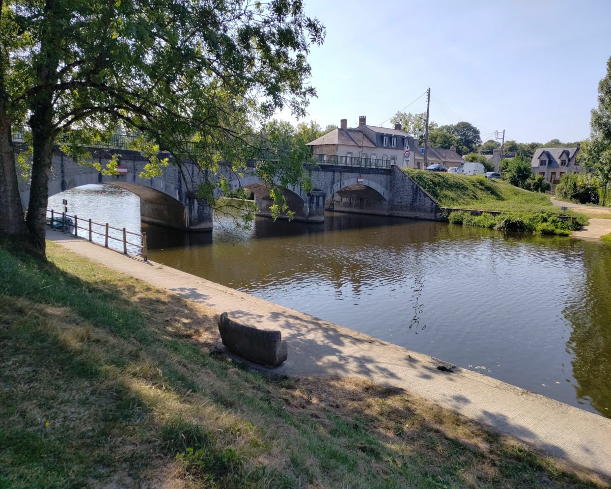 Balade sur chemin de halage au bord de La Mayenne - Martigné-sur-Mayenne