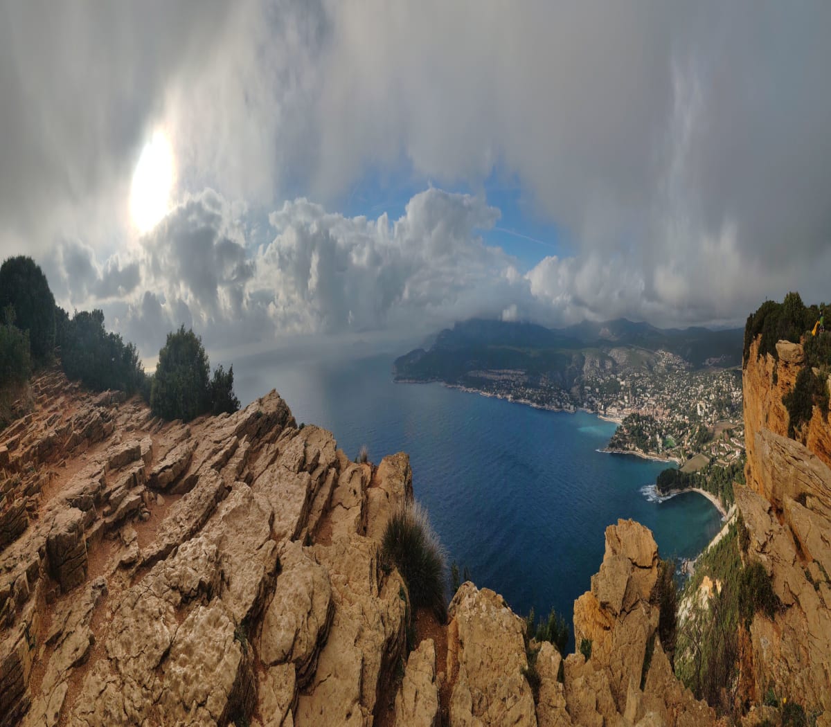 Kliffen van Cap Canaille en de diepblauwe zee, image size:1200x1050