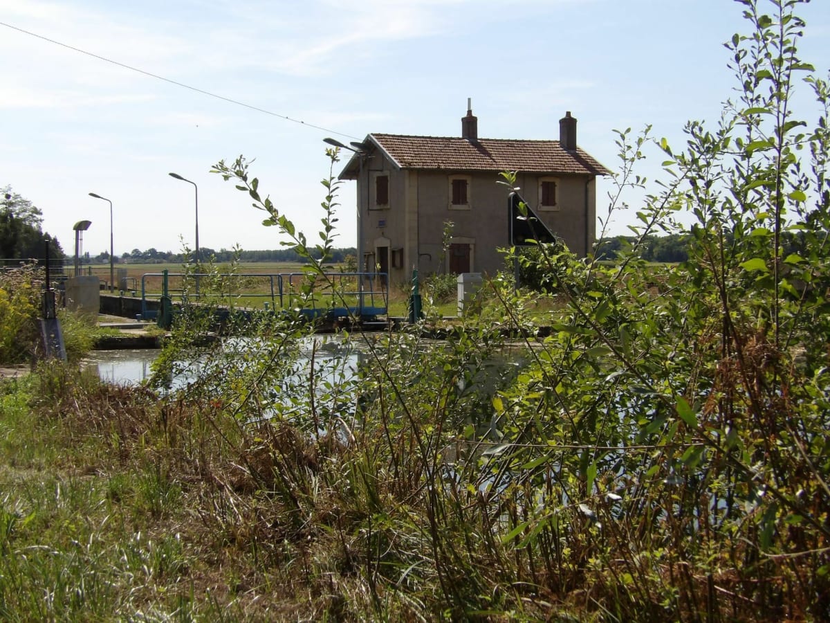 Au bord du canal de bourgogne à Saint Sauveur - Saint-Sauveur