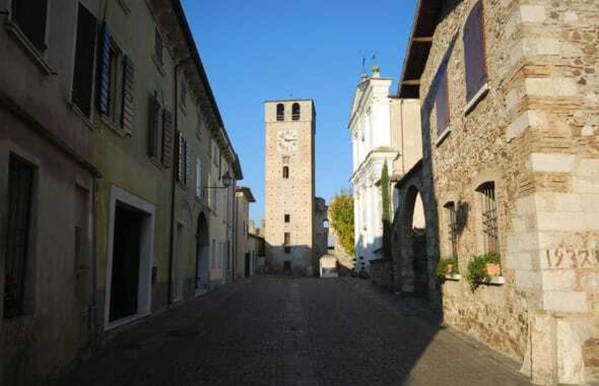 Randonnée à Castellaro Lagusello : Découverte historique en Lombardie - Castellaro Lagusello